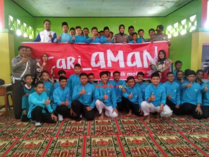 Foto bersama siswa/i MTSN 1 Kota Bengkulu dengan tim safety riding Astra Motor Bengkulu