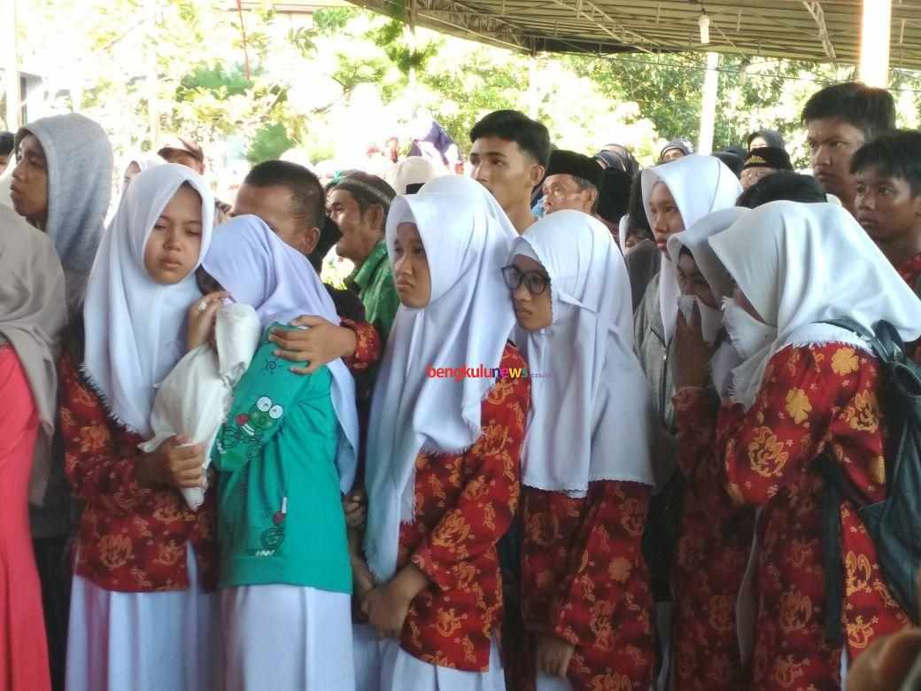 Isak Tangis Sambut Kedatangan Jenazah Tara