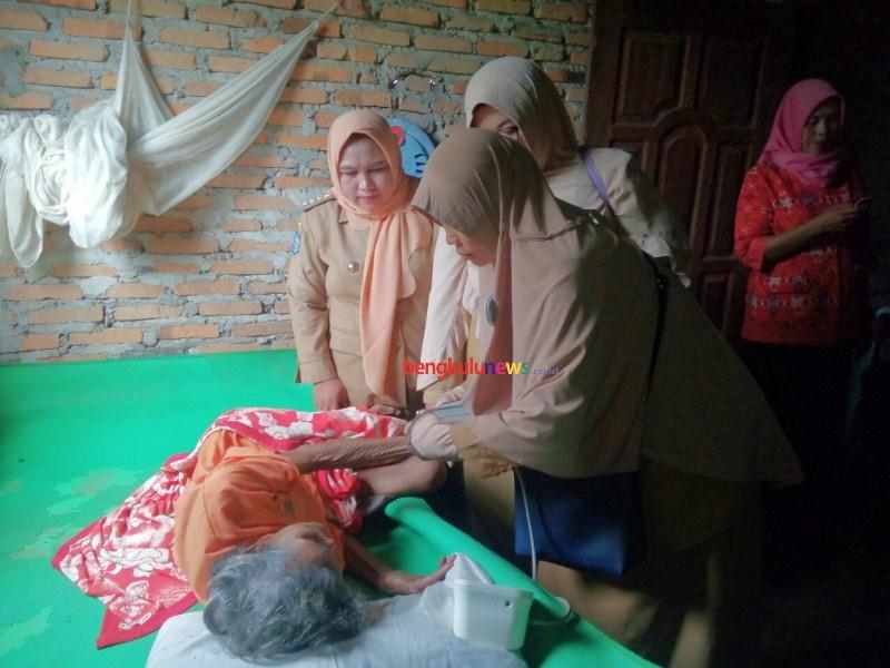 Puskesmas Padang Ulak Tanding(PUT) sedang merawat nenek Supiah