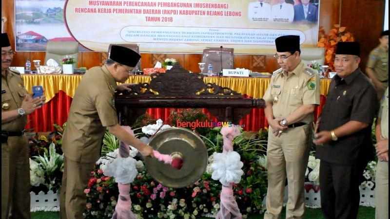 Pembukaan Musrenbang RL ditandai dengan pemukulan gong oleh Plt. Gubernur Bengkulu, Rohidin Mersyah
