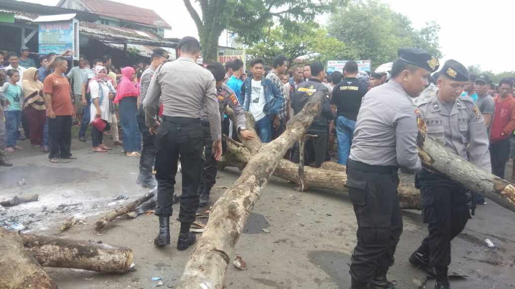 Aksi blokir jalan oleh nelayan Trawl Pula Baii