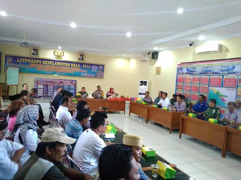 Pertemuan Nelayan Pulau Bai dengan Nelayan Tradisional Malabero diruangan Aula Sharma Kerta Mapolda Bengkulu.