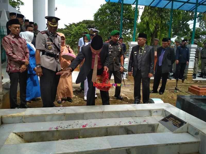 Budiman Ismaun Tabur Bunga di Makam Mantan Wali Kota