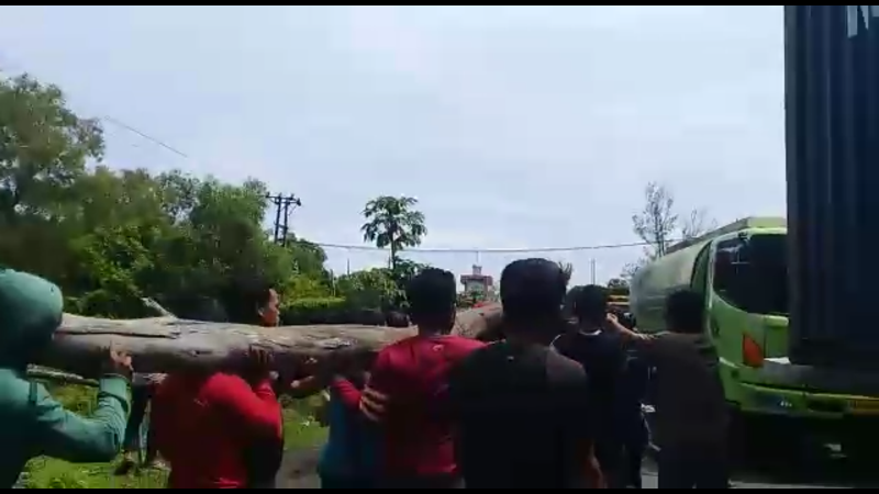 Tampak Nelayan sedang membuka blokade jalan. Foto : Mahyun