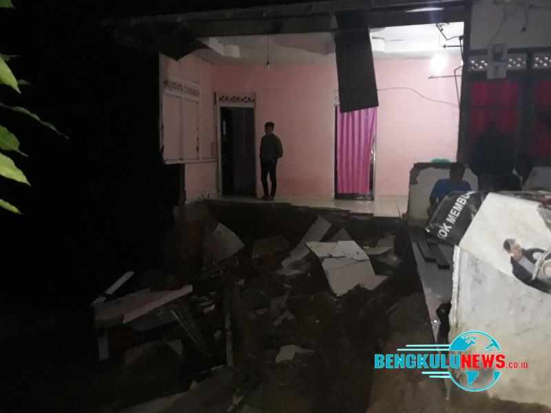 Rumah Warga Lebong Amblas Tergerus Arus Sungai