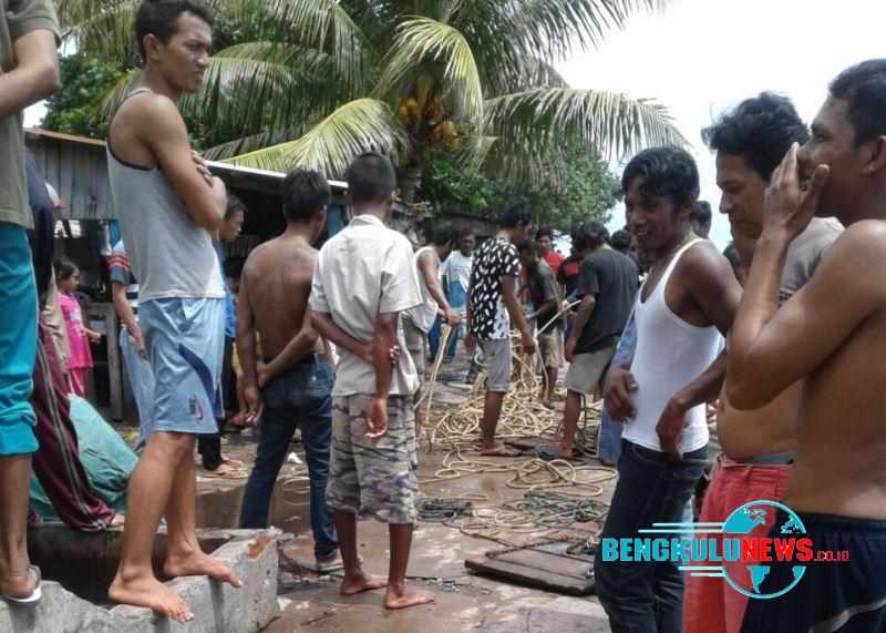 Nelayan Tradisional usai menangkap Trawl