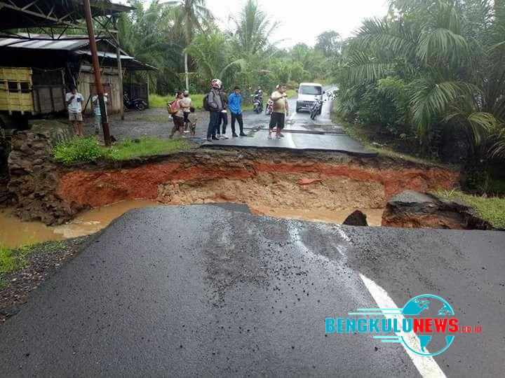 Jalan Penghubung Desa Lubuk Sini Putus