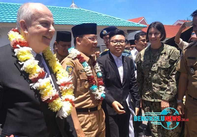 Dubes AS, Joseph Donovan saat mengunjungi Puskesmas Bengkulu