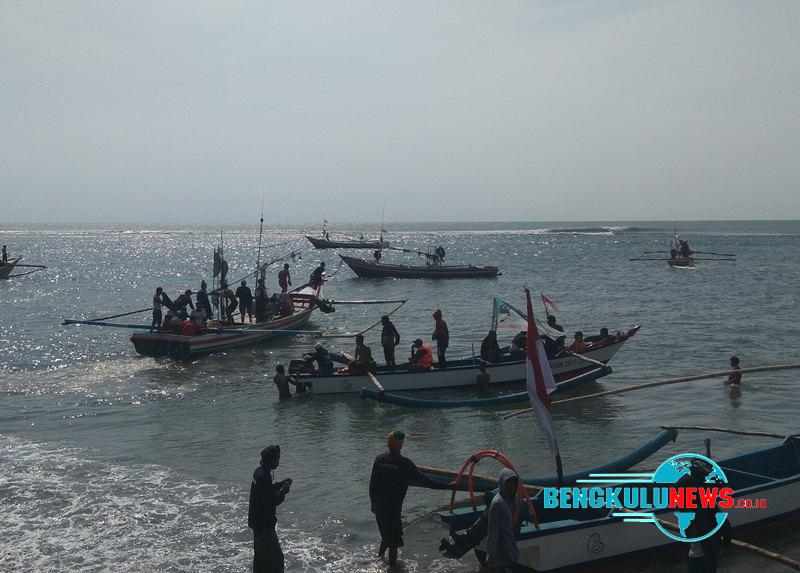 Parade nelayan Pasar Bengkulu. Foto : Anggi
