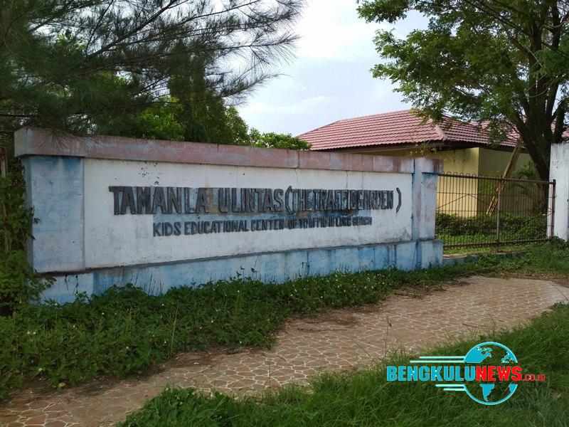 taman lalu lintas yang berada di samping Polsek Ratu Samban, Kelurahan Penurunan terbengkalai