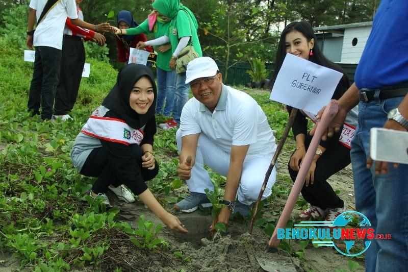 Plt. Gubernur Bengkulu Rohidin Mersyah (Baju Putih)