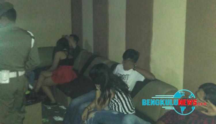 Petugas sedang memeriksa identitas pengunjung dan pekerja di salah satu tempat hiburan malam di Kota Bengkulu