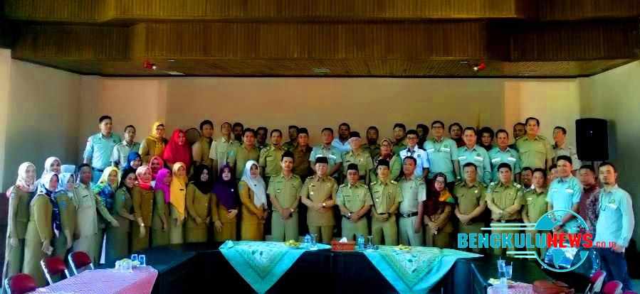 Pelaksana tugas (Plt) Gubernur Bengkulu Rohidin Mersyah, pimpin apel pagi di Kantor Dinas Energi dan Sumber Daya Mineral (ESDM) Provinsi Bengkulu