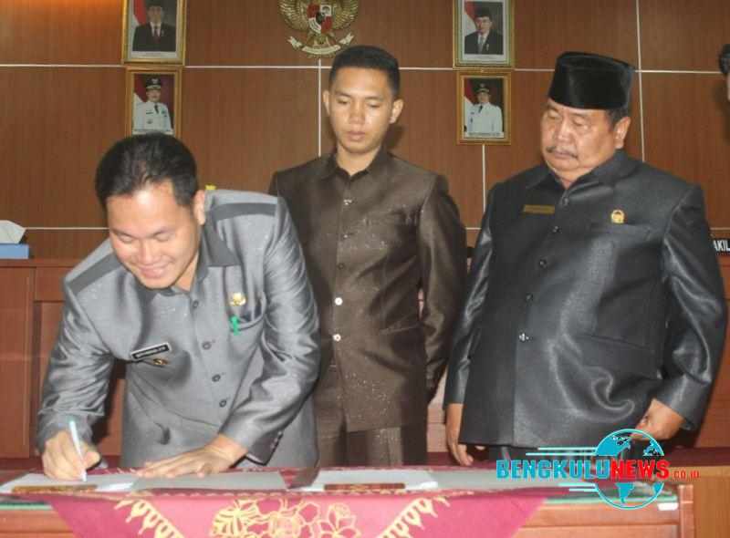 Paripurna DPRD Bengkulu Tengah Sahkan Dua Raperda
