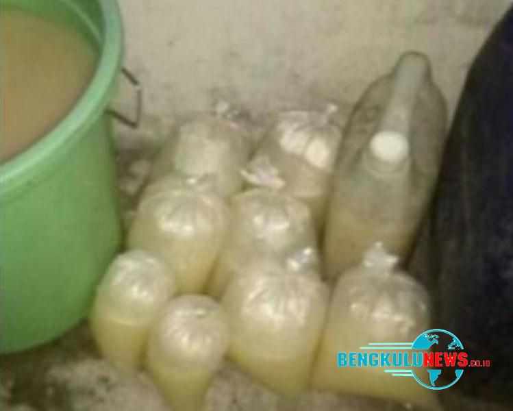Penjual Tuak di Teluk Segara Gigit Jari