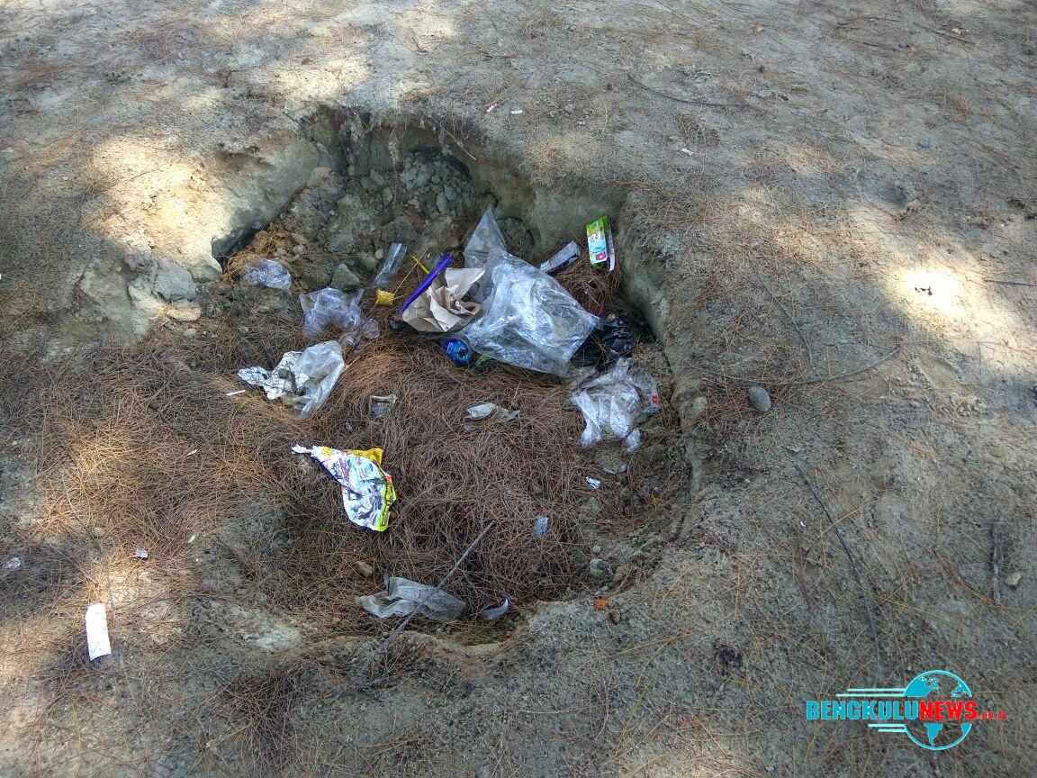 Penampakan sampah di objek wisata Pantai Panjang