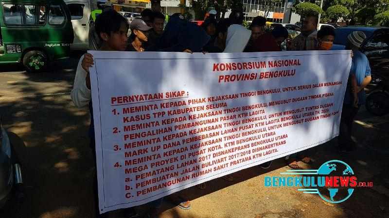 Konsorsium Nasional (KONSORNAS) melakukan ujuk rasa di depan Kejaksaan Tinggi (Kejati) Bengkulu