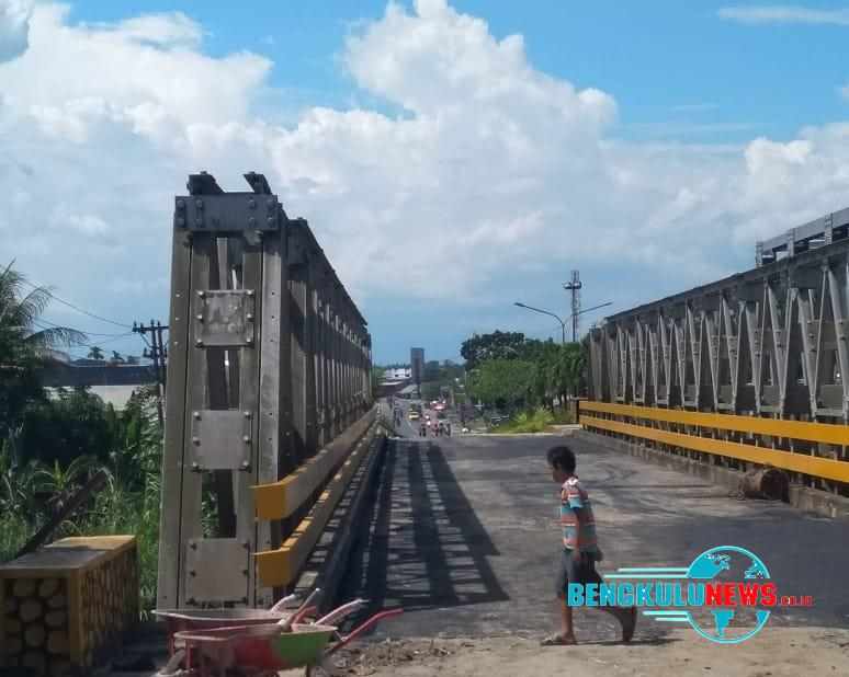 Warga Rawamakmur Mulai Keluhkan Jembatan Satu Arah