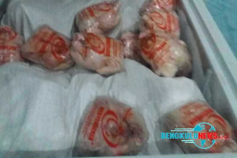 Stabilkan Harga Pasar, Bulog Divre Distribusikan Satu Ton Ayam Beku