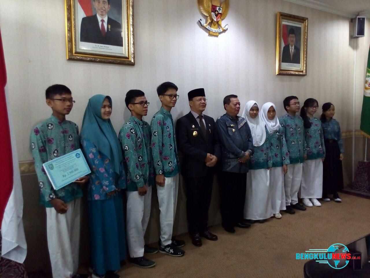 Pemprov Berikan Penghargaan pada Siswa Berprestasi