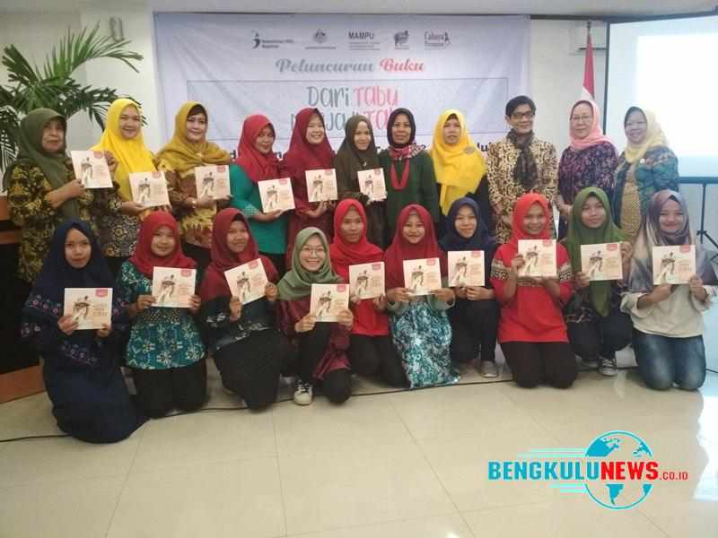 Penulis pemula dari komunitas Cahaya Perempuan bersama Forum Komunitas Perempuan Muda (FPM),