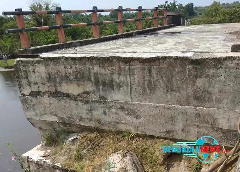 Jembatan Tak Kunjung Diperbaiki, Warga Terpaksa Lewati Jalan Berbahaya