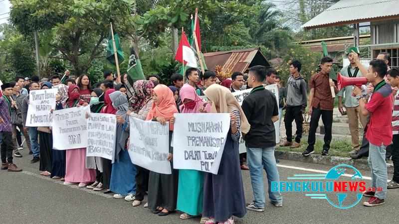 HMI Bengkulu Unjuk Rasa di Depan Mapolda