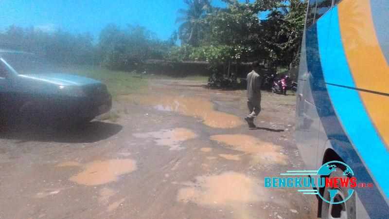 Miris, Jalan Menuju Perkantoran Nakau Tergenang Air