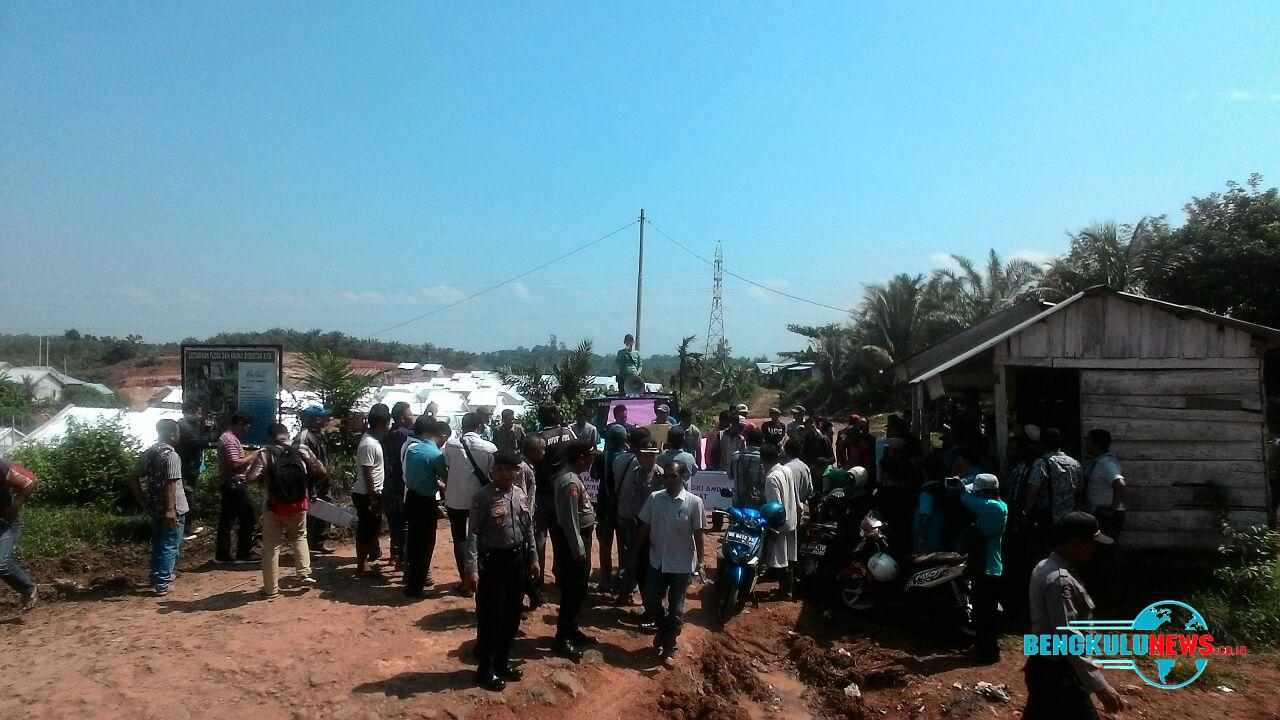 Warga Blokir Akses Jalan PT. Agri Andalas