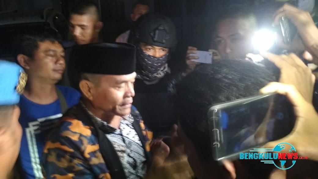 Dirwan Mahmud sesaat keluar dari mobil KPK menuju gedung Reskrimsus Mapolda Bengkulu.