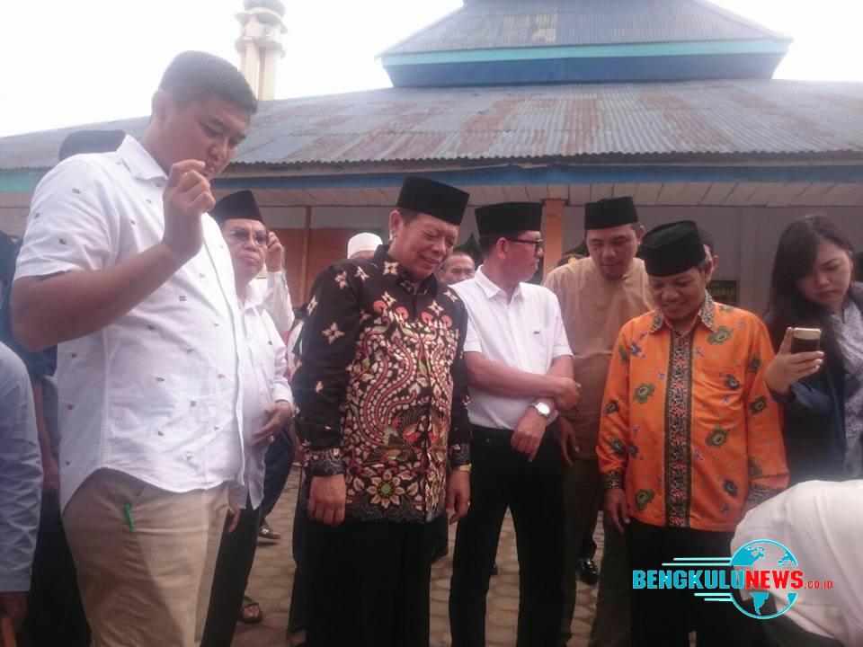 Penjabat Walikota Bengkulu Budiman Ismaun, peletakan batu pertama pembangunan perluasan Masjid Baitur Rahman di Jalan Timur Indah Raya
