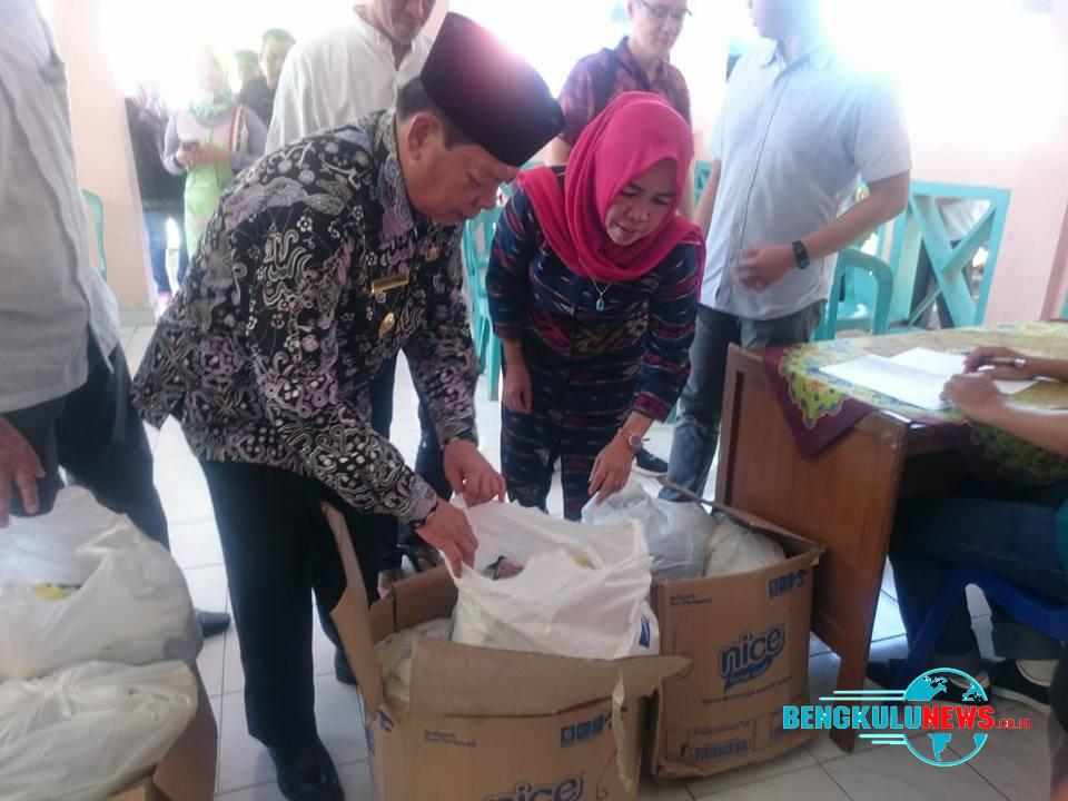 Kelurahan Lempuing Dapat 500 Paket Sembako Murah