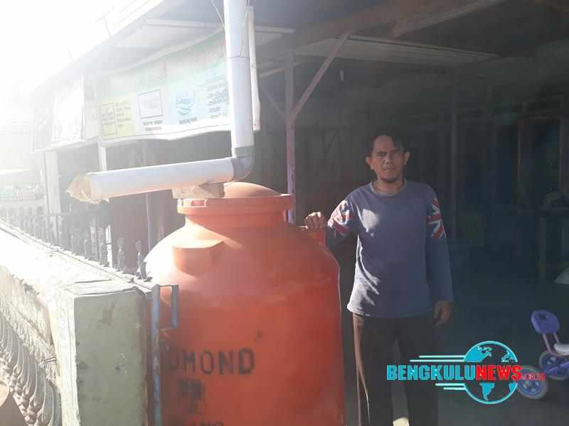 Air PDAM Mati, Warga Disini Terpaksa Tampung Air Hujan