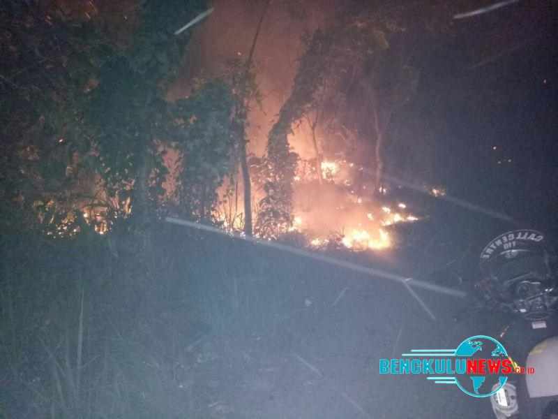 Lahan Depan Jenggalu Expenture Disantap Si Jago Merah