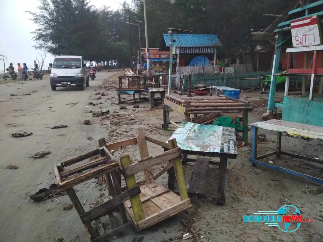 Ombak Pasang Naik Ke Badan Jalan, Warung Warga Alami Kerugian