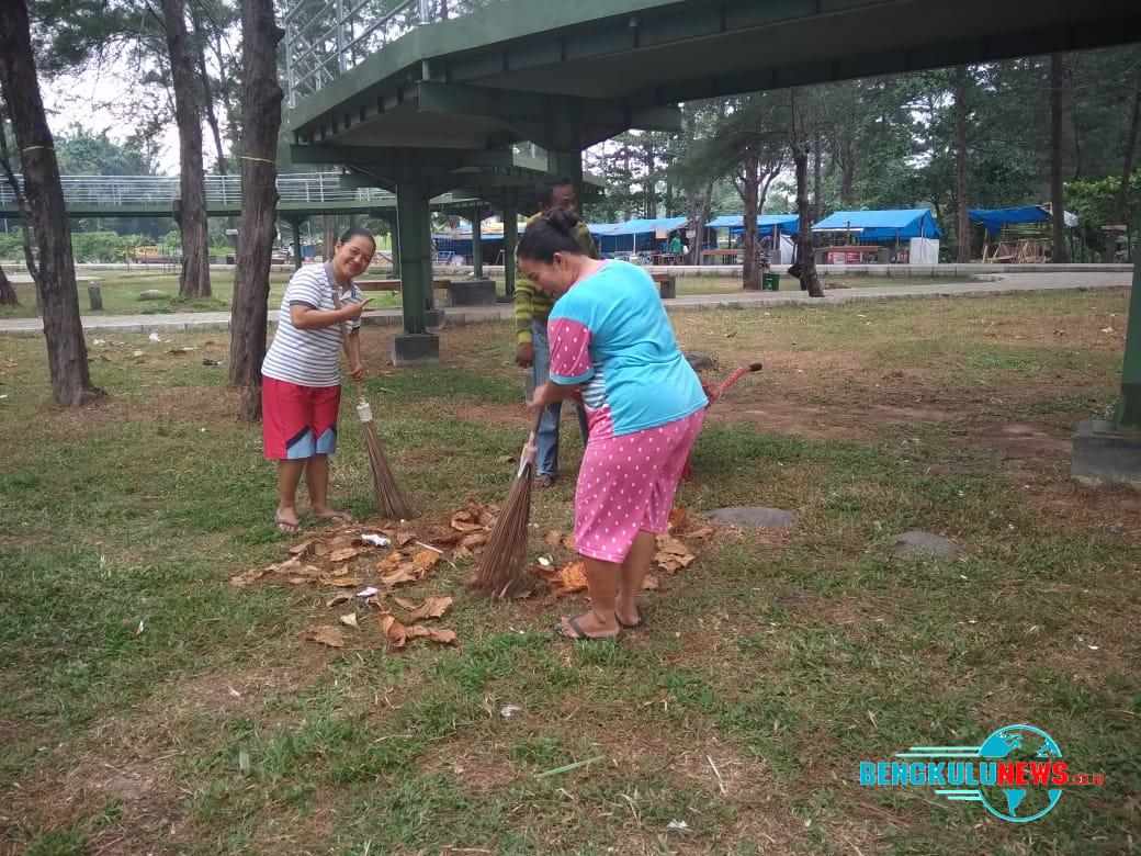 Pedagang Pantai Berkas Gotong Royong Bersih Pantai