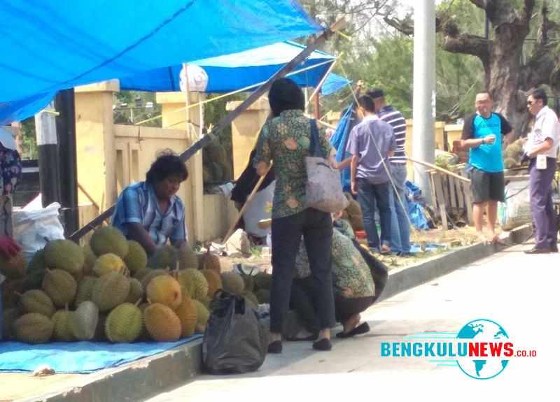 DLH Minta Masyarakat Jangan Buang Sampah Durian di Sembarang Tempat