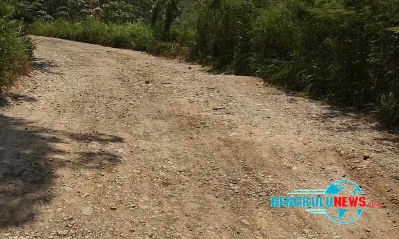 Jalan rusak uang berada sebelum simpang Keroya