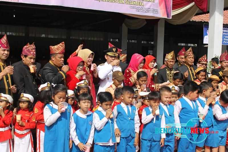 Dinas Pertanian Bagikan 200 Cup Susu Sapi Asli Rejang Lebong
