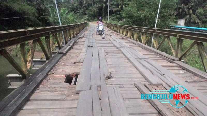 Jembatan Penghubung Pusat Perkantoran Benteng Rusak Parah