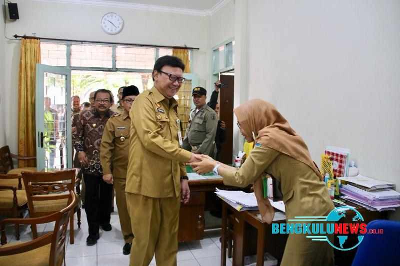 Bersama Pjs Walikota Malang, Wahid Wahyudi, Menteri Tjahjo sempat berkeliling kantor wali kota