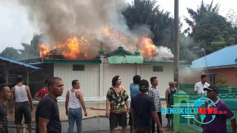 Masjid Mardhatillah Pasar Bengkulu Dilalap Si Jago Merah