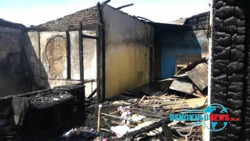 Kebakaran Hanguskan Satu Rumah di Tengah Padang