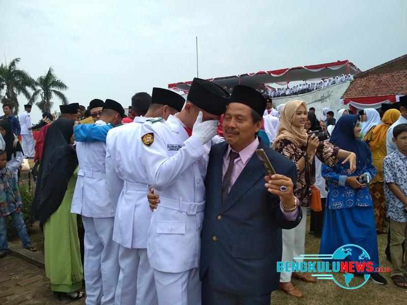 Usai Kibarkan Bendera, Tangis Haru Warnai Purna Paskibra Provinsi