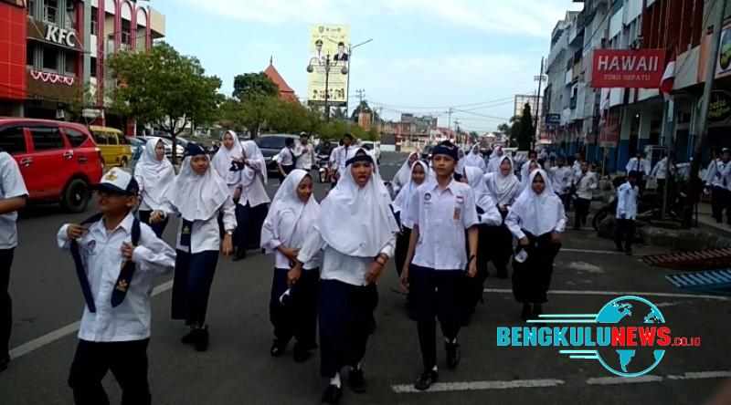 Ratusan Pelajar SMP Demo Dinas Pendidikan, Ada Apa?