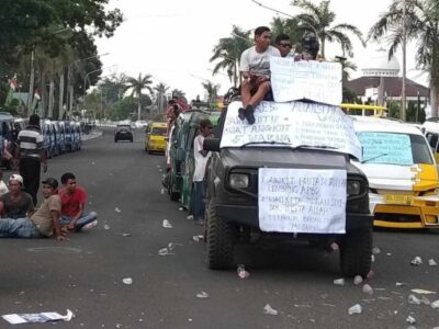 Desak Grab Ditutup, Sopir Angkot Geruduk Kantor Gubernur Bengkulu