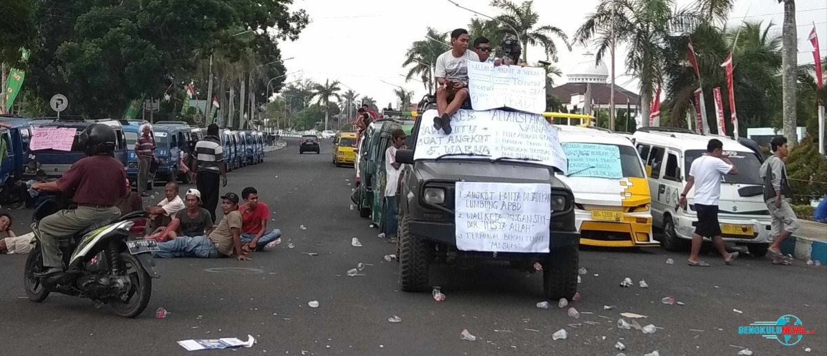 Desak Grab Ditutup, Sopir Angkot Geruduk Kantor Gubernur Bengkulu