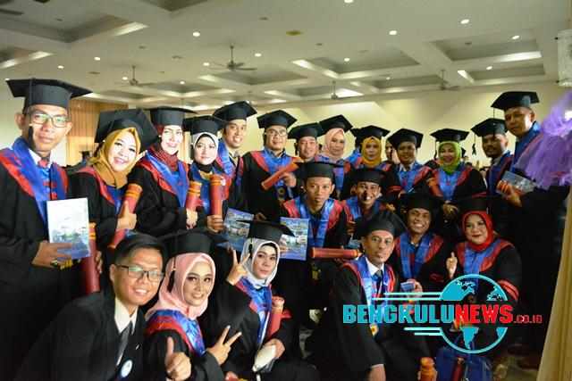 Ratusan Mahasiswa Unihaz Diwisuda, Ini Pesan Rektor Kepada Wisudawan