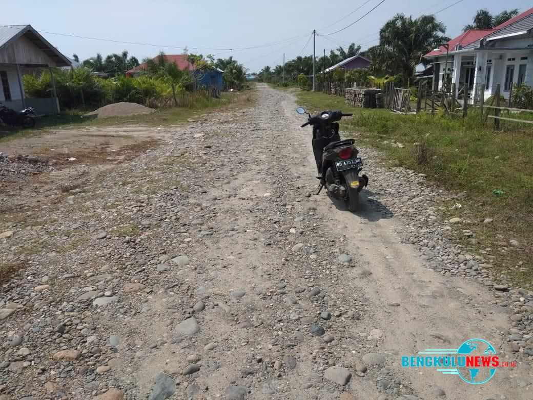 Warga Mukomuko Keluhkan Jalan yang Belum Diaspal