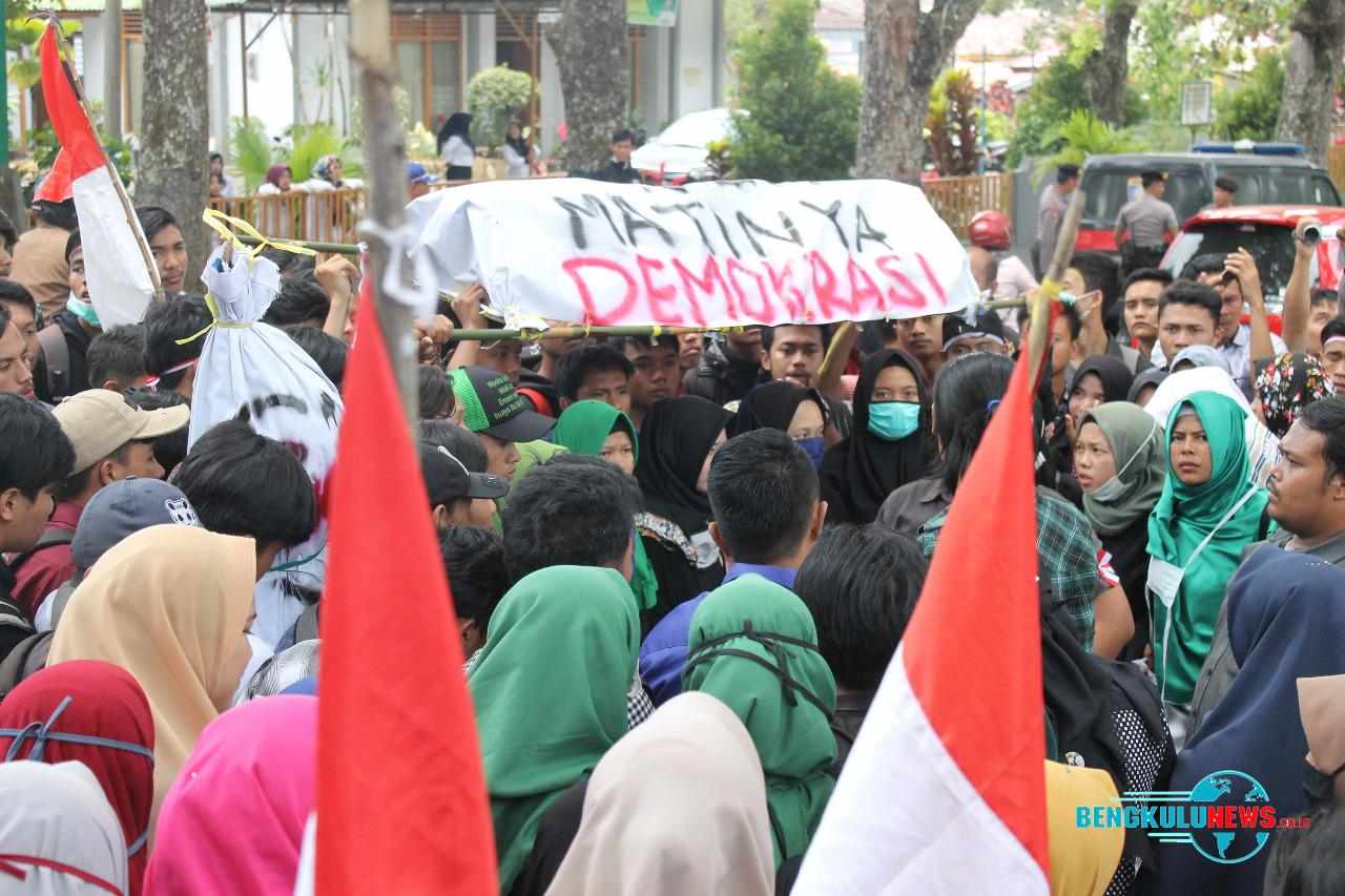 Aksi puluhan mahasiswa di depan Kantor DPRD Rejang Lebong